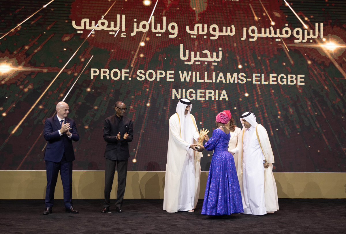 سمو الأمير يكرم الفائزين بجائزة التميز في مكافحة الفساد.