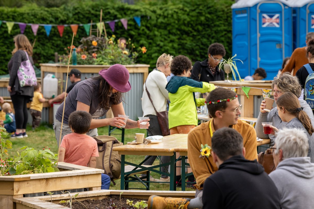 Creative_Dundee's tweet photo. Hide from the cold &amp; reminisce on sunnier days with our Creative Spaces Producer, Eilish. ☀️🌻

Read her reflection on our project at Dundee’s new community garden, Fair Growing Green, &amp; enjoy some highlights of the summer in a short film by @zoe_swann.

https://t.co/U8xLJiRMHX https://t.co/uWIxJUJdUY