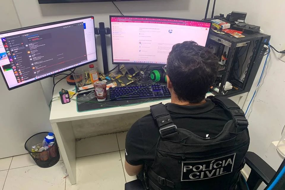 Metropoles's tweet photo. 🚨 Agora: grupo que furtava contas bancárias pelas redes sociais é alvo da #PCDF

Operação Deep Fake cumpriu três mandados de busca e apreensão em Taguatinga e Águas Claras

Leia na coluna de @mirelle_ap e @carloscarone78: https://t.co/3faKEwjXY6 https://t.co/mm1OAMXte5