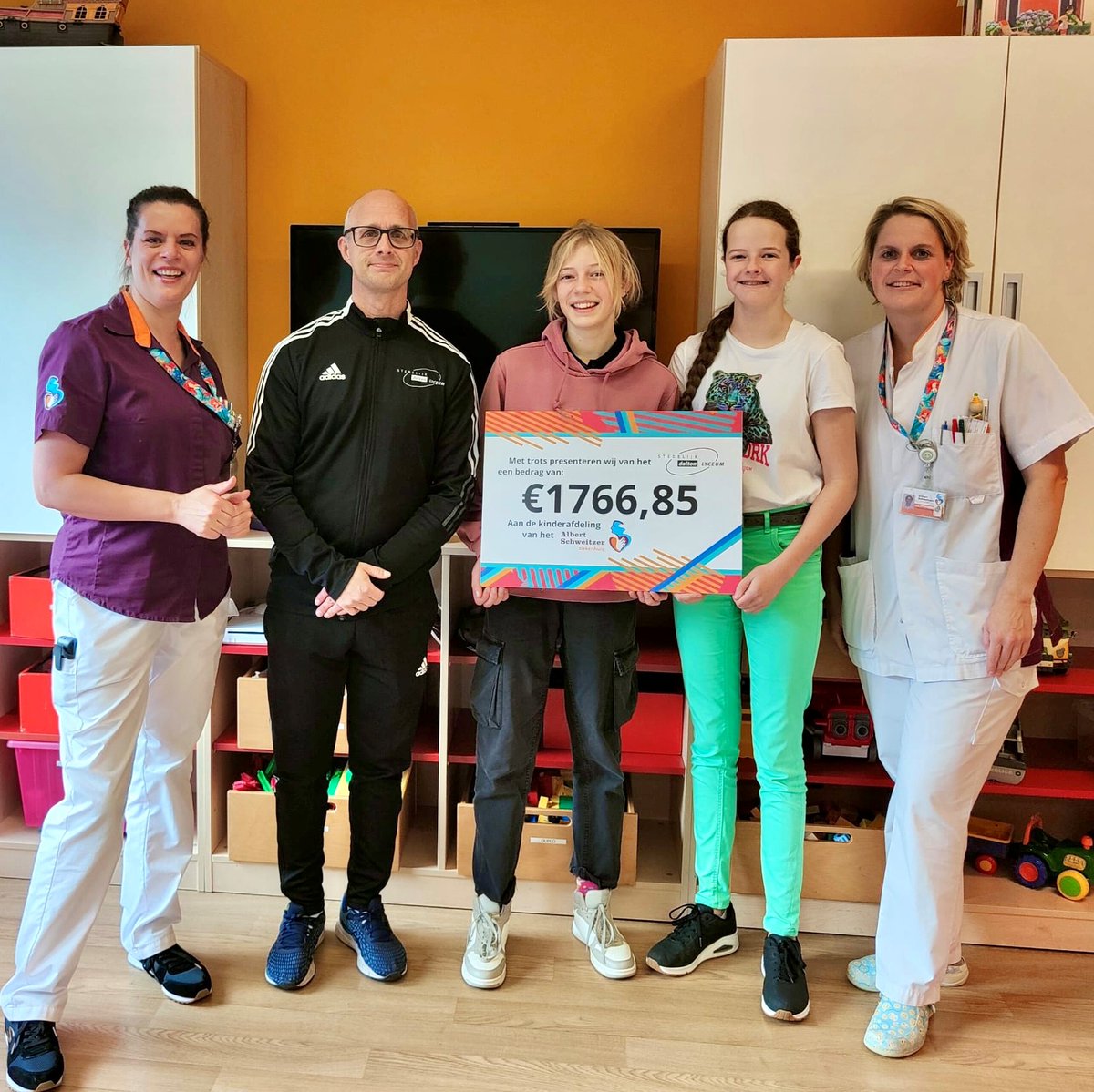 asznl's tweet photo. Leerlingen Kimberley &amp; Nienke en docent Niels van het Stedelijk Dalton Lyceum hebben de opbrengst van hun jaarlijkse sponsorloop symbolisch overhandigd aan onze kinderafdeling: 1766 klinkende euro’s en 85 centen! We gaan er iets moois mee doen voor de patiëntjes, bedankt toppers! https://t.co/301KrLqgHK