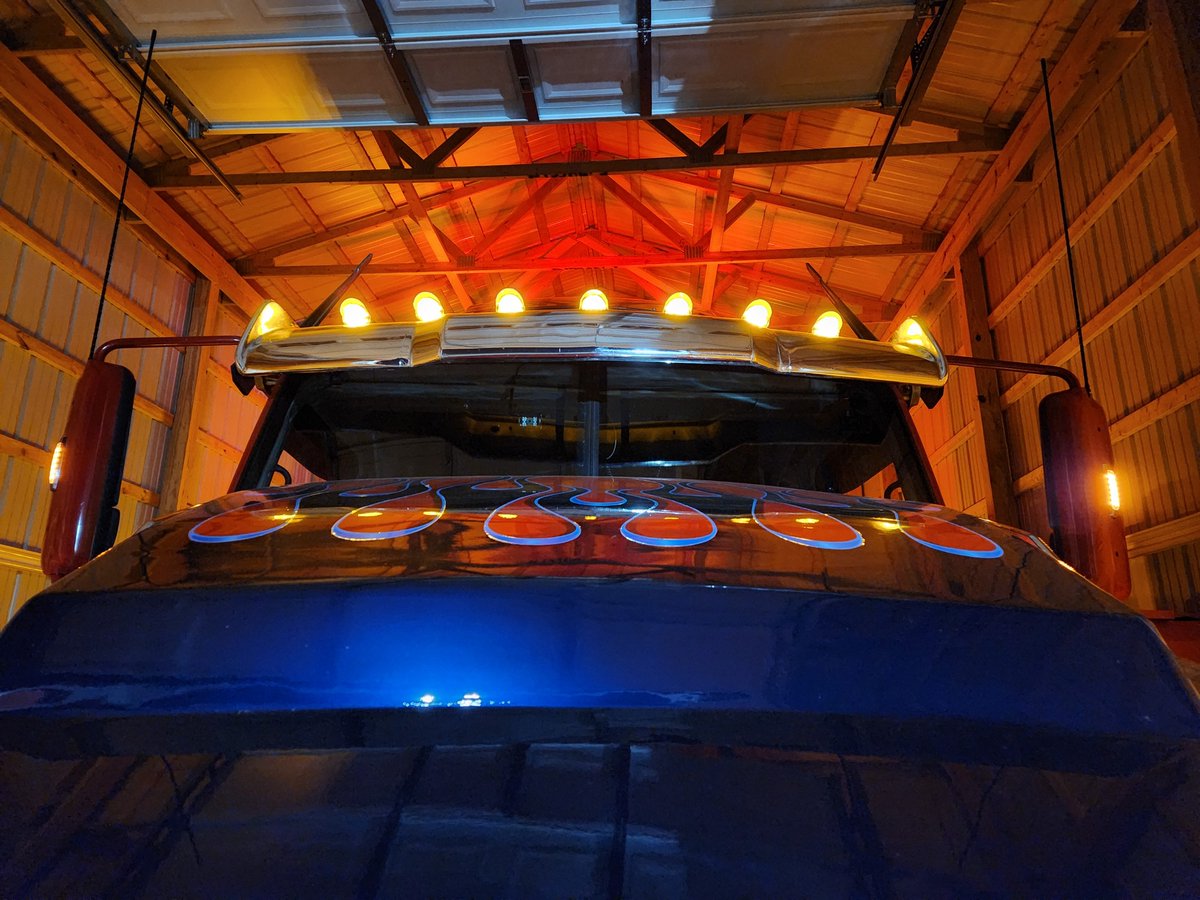 Optimus_Is_Here's tweet photo. Some just awoke from stasis π
#OptimusIsHere #OptimusPrime #TeamPrime #Transformers #autobot #hollywood #AdventuresWithNana #customtruck #rollout #truckshow #roadtrip #stasis #timetoinspire https://t.co/cryRY14tOG