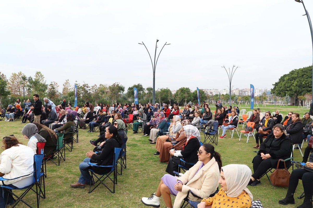 Akdeniz'de Demli Sohbetler devam ediyor. 🫖

Demli Sohbetler programımızın ikincisini bugün; Sn. Valimiz Ali Hamza Pehlivan ve Sn. Kaymakamımız Zeyit Şener'in teşrifleri ile gerçekleştirdik, kadınlarımızın sohbetlerine ortak olarak bizlerden taleplerini dinledik.