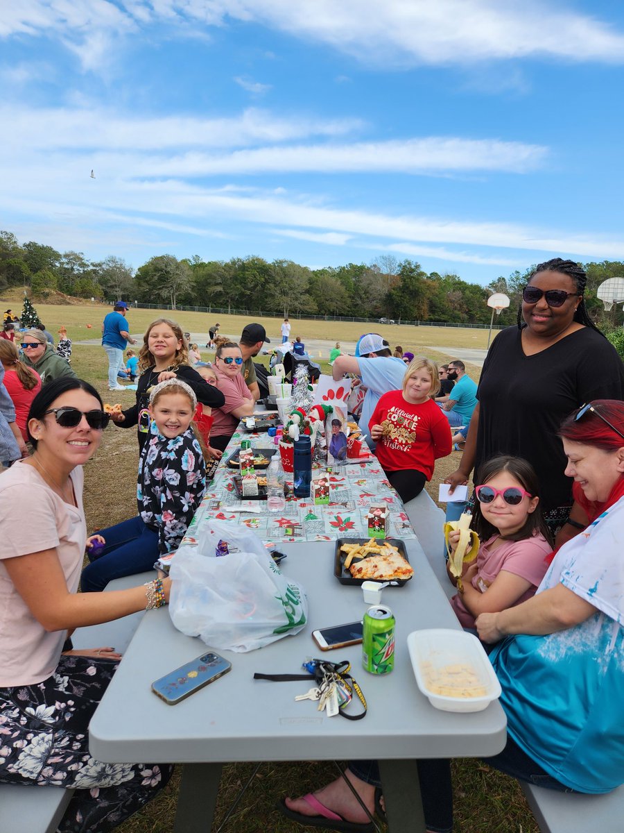 Lunch on the Lawn was a success! Picnic time with our families! <a href="/BogueSoundCubs/">Bogue Sound Elementary</a> <a href="/NikkiSasser14/">Nikki Sasser</a> <a href="/CarteretK12/">Carteret County Public School System</a>