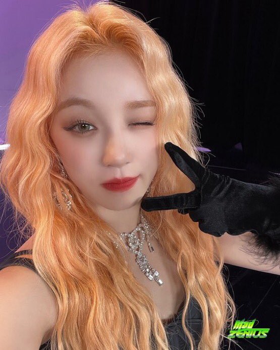 i_dleph's tweet photo. [#MZCUT] Waiting for the final episode of Mad Zenius...😢 
(Woo)joo's cutest 💗 MC Yuqi's selfies are released💗 
Make sure to watch it live today too ◡ゝ╹ノ)ღ♡ Promise 
🎁 I prepared a group selfie of the best 🎁

12/08 (Thursday) Tonight at 9pm Mnet 

#우기 #GIDLE #YUQI https://t.co/Xl6gRd4Kkj