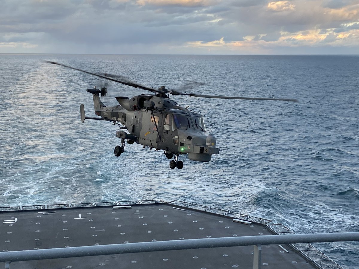 Did somebody order an Uber? 😂 Disembarkation of MENACE20 @815NAS begins. #happysmileyfaces #flightdeckparty #andsoitbegins #airmovedeparture @RFAHeadquarters @RNASYeovilton @RNASCuldrose