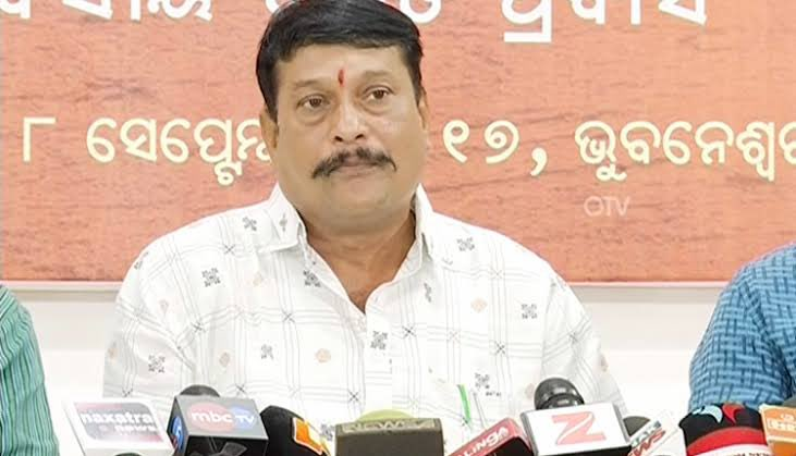 otvkhabar's tweet photo. -ପଦ୍ମପୁର ନିର୍ବାଚନରେ ନିଜ ଭୋଟ ବଜାୟ ରଖିଲା ବିଜେପି
-ଗତ ୨୦୧୯ରେ ଯେତିକି ଭୋଟ ପାଇଥିଲା, ଏଥର ବି ସେତିକି
-୨୦୧୯ରେ ପ୍ରଦୀପ ପୁରୋହିତ ପାଇଥିଲେ ୭୭, ୫୬୫ ଭୋଟ
-ଏଥର ପ୍ରଦୀପ ପାଇଛନ୍ତି ମୋଟ ୭୭, ୫୪୧ ଖଣ୍ଡ ଭୋଟ
#PadmapurByPoll #Odisha #OTV https://t.co/aNOj8JC6Mt