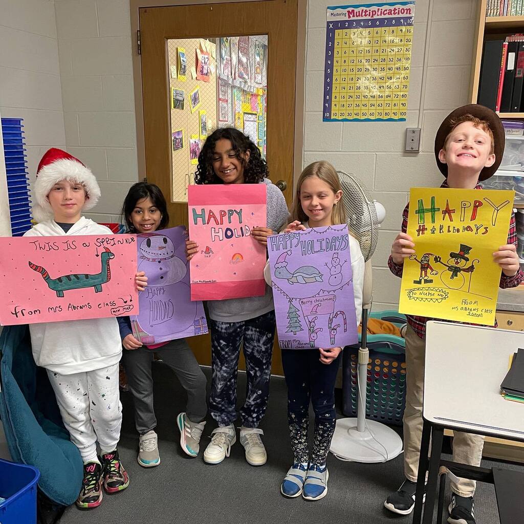 Holiday decor thank you messages for the lunchroom, paper flower bouquets to Mr. J, Ms. Eva and Nurse Ng, and an invitation to read to a board member! A productive and grateful candyland morning meeting! #avocalearns