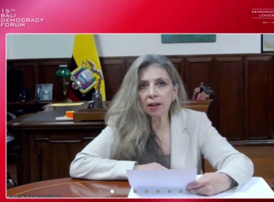 CancilleriaEc's tweet photo. 🧵🔸La viceministra de Relaciones Exteriores (s), Helena Yánez participó en el XV Foro de la Democracia de Bali. Destacó el valor de la democracia y el multilateralismo para garantizar el acceso a Bienes Públicos Globales, como: salud, paz, seguridad alimentaria y medioambiente. https://t.co/p6jBZ22CEG