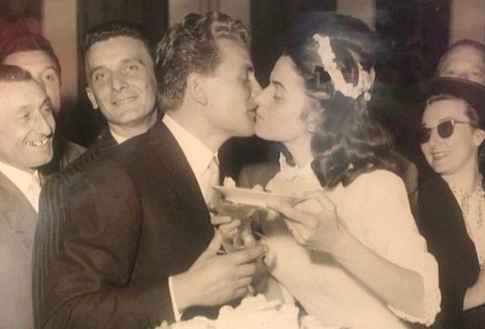 La_Bianconera's tweet photo. "Due cose sono state fondamentali nella mia carriera: il talento e mia moglie Rosi". [Giampiero #Boniperti]
Ora Rosi #Vergnano si è ricongiunta a Giampiero. 🙏 Un caro abbraccio alla famiglia del Presidentissimo! ❤️ https://t.co/uwgDh4557k