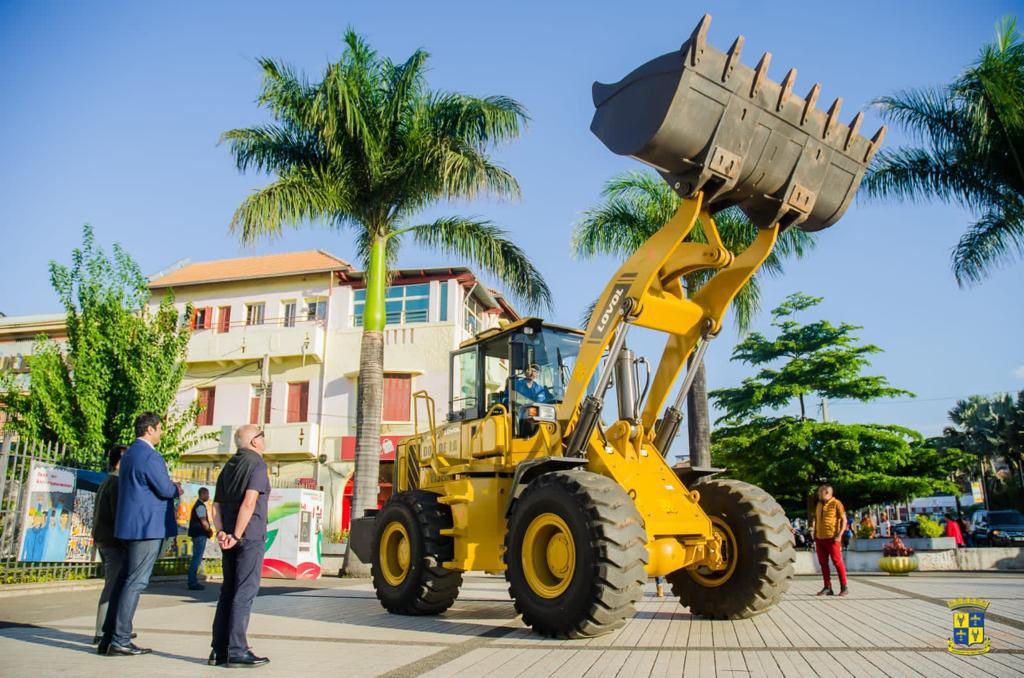 Remise d’un engin chargeur sur roues (qui interviendra dans la gestion des déchets de la ville) et de 42 postes d’ordinateurs, don de la Fondation VISEO à la Commune Urbaine d’Antananarivo