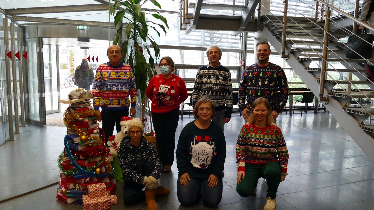 En pleine période de #fêtes de fin d'année les bibliothécaires de vos #BU Nantes se sont prêtés au jeu des #pulls (moches) de #Noel 
Partagez-nous vos photos aussi 
#onsaitsamuserenbibliothèque #bibaddict
