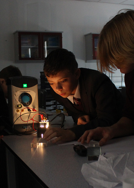 PrestatynHigh's tweet photo. Bending light with Y9 - Refraction experiment. #Science https://t.co/dlCHKFtS6T