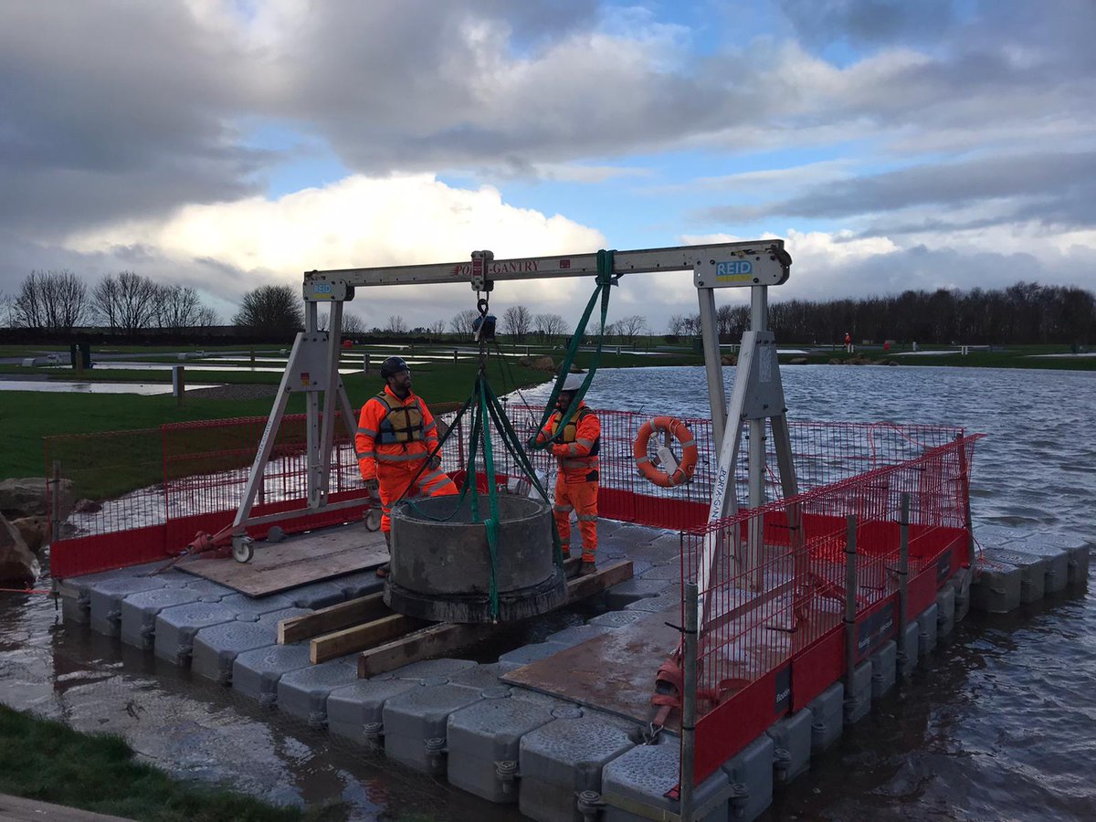 floatingpontoon's tweet image. Some images from this week in Berwick upon Tweed, supplying a moonpool pontoon allowing our client to sink a number of pumps into a couple of lakes. Coupled with a lifting gantry they're the perfect solution for the task.

#pontoon #moonpool #pump #pumps #civils #OrangeArmy