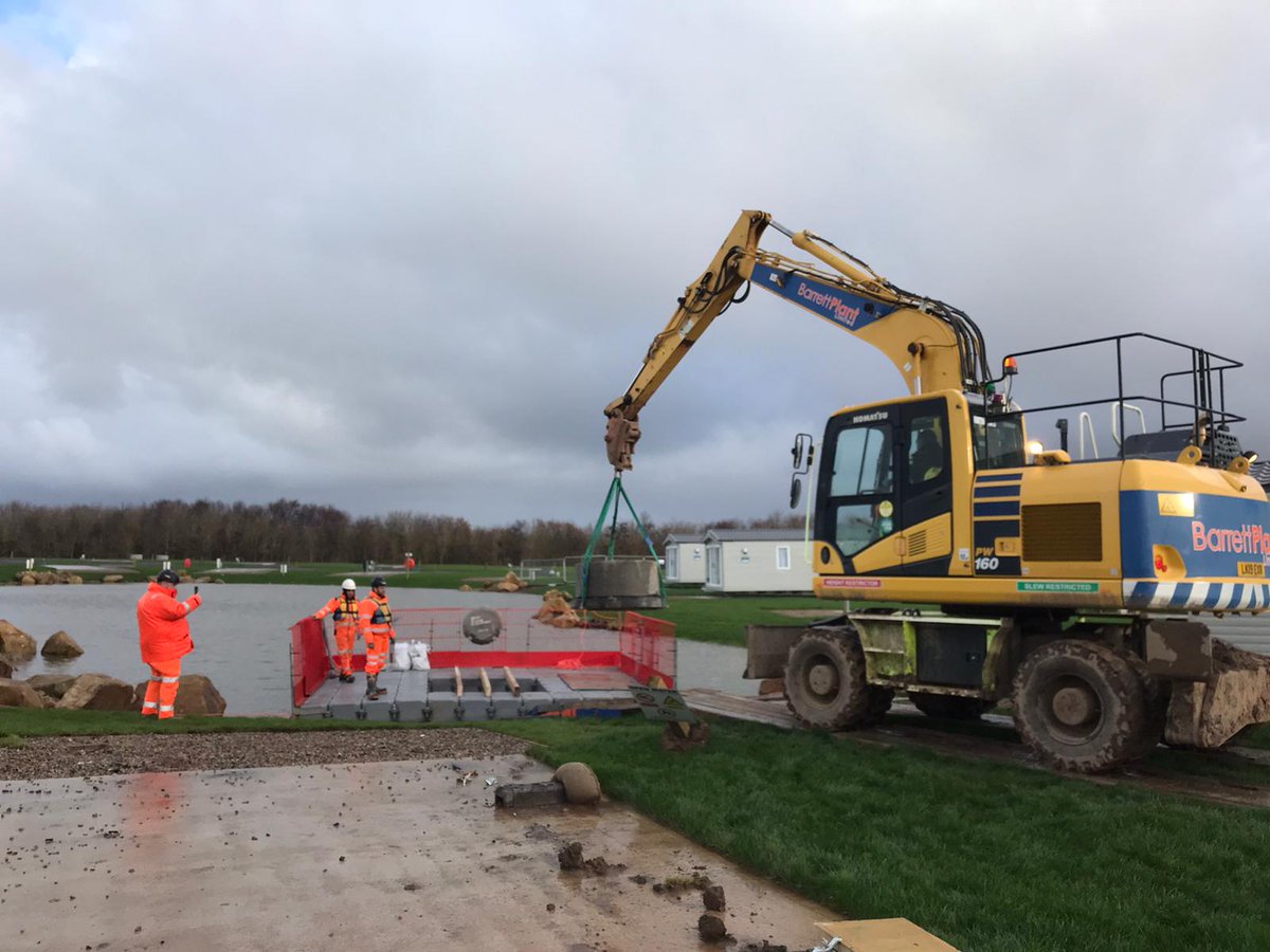 floatingpontoon's tweet image. Some images from this week in Berwick upon Tweed, supplying a moonpool pontoon allowing our client to sink a number of pumps into a couple of lakes. Coupled with a lifting gantry they're the perfect solution for the task.

#pontoon #moonpool #pump #pumps #civils #OrangeArmy