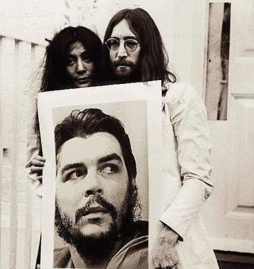 #PatriaGrande 
Con el himno de paz de Lennon "Imagina que no hay países
No es tan difícil de hacer
Nada por qué matar ni por qué morir
Y ninguna religión tampoco
Imagina a toda la gente
Viviendo en paz..."
¡Por el fin de los conflictos y las divisiones!
 #TropaCHE  🇨🇺