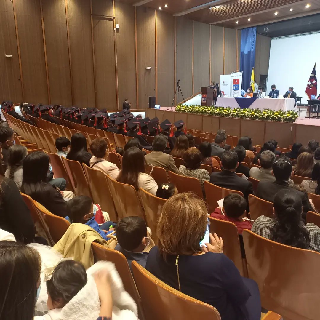 EPNEcuador's tweet photo. 🎓GRADUACIONES EPN | La directora de la #ESFOT, Mónica Vinueza felicitó a los graduados: “Señores graduados, que hoy obtienen su título de maestría y que optaron por la oferta académica de la #EPN, comprendieron que concluye la formación académica, pero nunca el aprendizaje”. https://t.co/RTFtNGS5rq