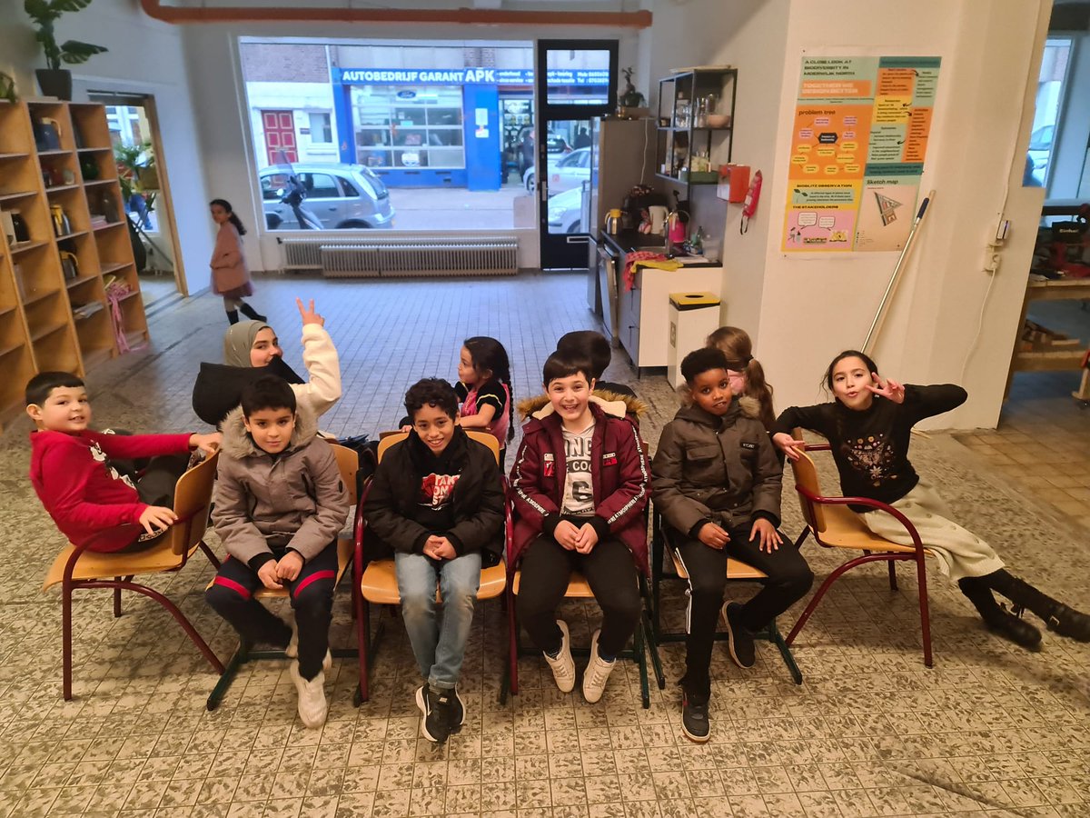 We hebben afgelopen maandag sinterklaas gevierd 🎉🎁

De kinderen hebben pepernoten gebakken, geknutseld en de stoelendans gedaan!

Namens alle kinderen bedanken we <a href="/sintvoorieder1/">Sintvoorieder1</a> voor de gedoneerde cadeaus!

#sinterklaas #jongeren #meion #gelijkekansen