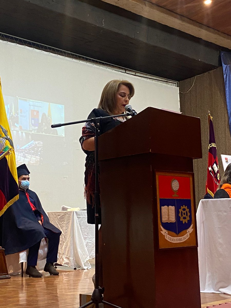 EPNEcuador's tweet photo. 🎓GRADUACIONES EPN | “Señores profesionales tecnólogos, que han optado por una especialización tecnológica, hoy, ven cumplido el objetivo de graduarse en la Escuela Politécnica Nacional #EPN”, resaltó la directora de la #ESFOT, Mónica Vinueza. https://t.co/4QRi1dNj6i