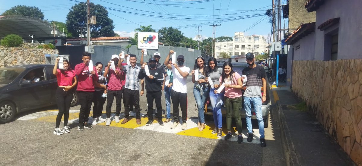 kare_escalona's tweet photo. Hoy acompañando a los compañeros de Guigue, en la actividad para los nuevos inscritos en el CNE y cambio de residencia. #AdEnResistencia #PorUnaVenezuelaLibre #EquidAD *Rumbo a la Presidencia con @prospericarlos #VenezuelaMereceCambio https://t.co/en7Z85jAUn