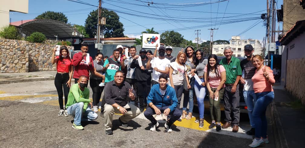 kare_escalona's tweet photo. Hoy acompañando a los compañeros de Guigue, en la actividad para los nuevos inscritos en el CNE y cambio de residencia. #AdEnResistencia #PorUnaVenezuelaLibre #EquidAD *Rumbo a la Presidencia con @prospericarlos #VenezuelaMereceCambio https://t.co/en7Z85jAUn