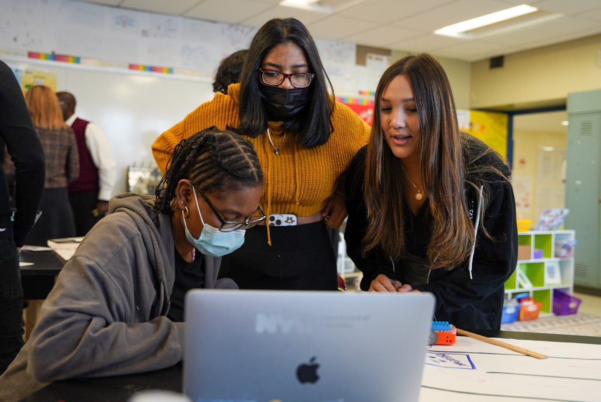 DOEChancellor's tweet image. Celebrating #CSEdWeek with @HSHM2004, @TheFundforPS, @GoldmanSachs, @GothamGives and other partners was really inspiring. Let's empower our students to learn cutting-edge computer skills and support their pathways to become the leaders of tomorrow!