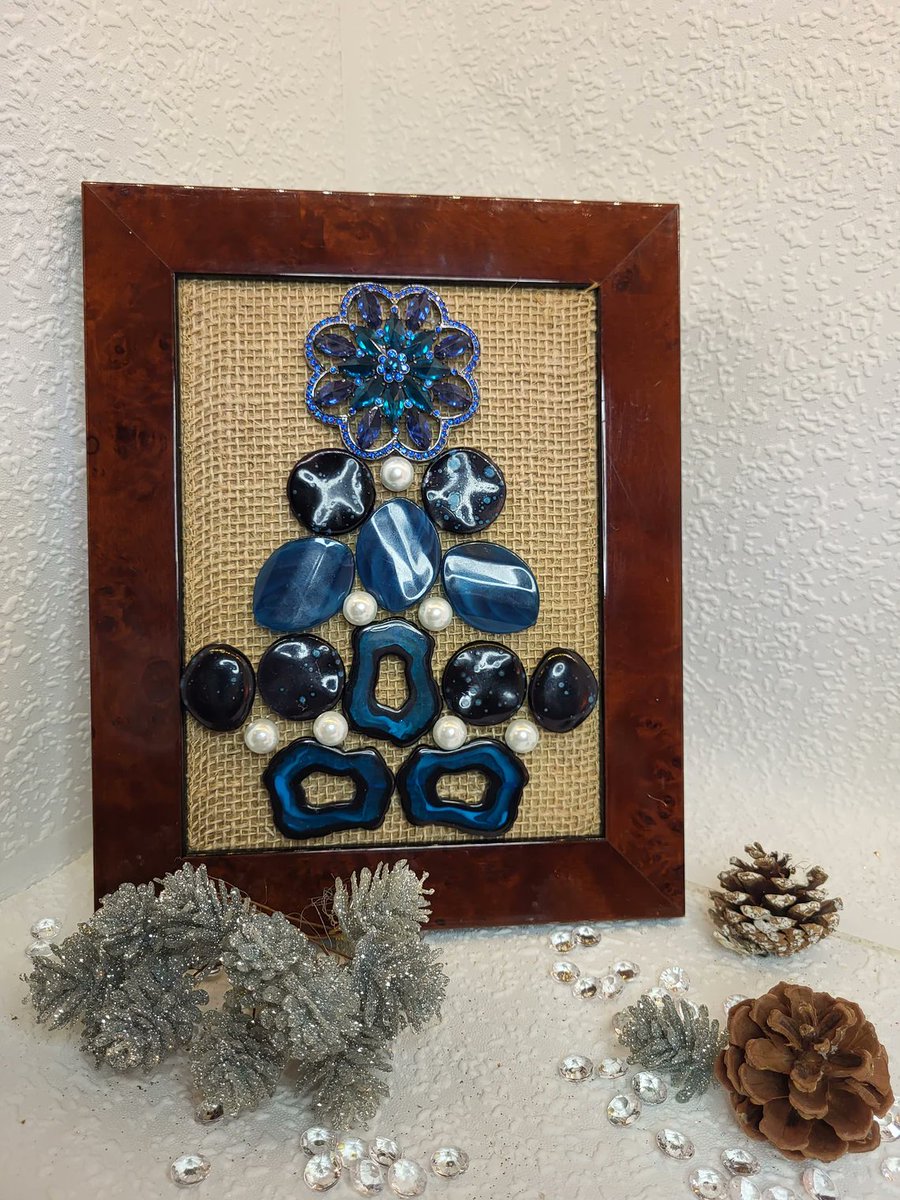 CreationTk's tweet photo. Framed Jewelry Christmas Tree, Blue Agate Stones

#agatetree #blueagatestones #bluetree #healingstones #vintagexmastree #jewelrytree #framedjewelryart #healinggift #bluechristmasdecor #holidaydecor #bluetreeart

For more products please visit our shop @ https://t.co/NrK8qRwduY https://t.co/zneKq4eaPD