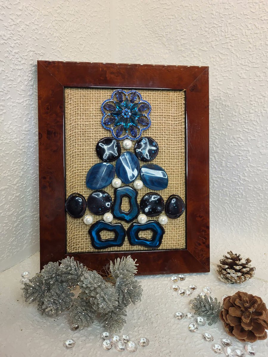 Framed Jewelry Christmas Tree, Blue Agate Stones

#agatetree #blueagatestones #bluetree #healingstones #vintagexmastree #jewelrytree #framedjewelryart #healinggift #bluechristmasdecor #holidaydecor #bluetreeart

For more products please visit our shop @ etsy.com/uk/shop/TKElla…
