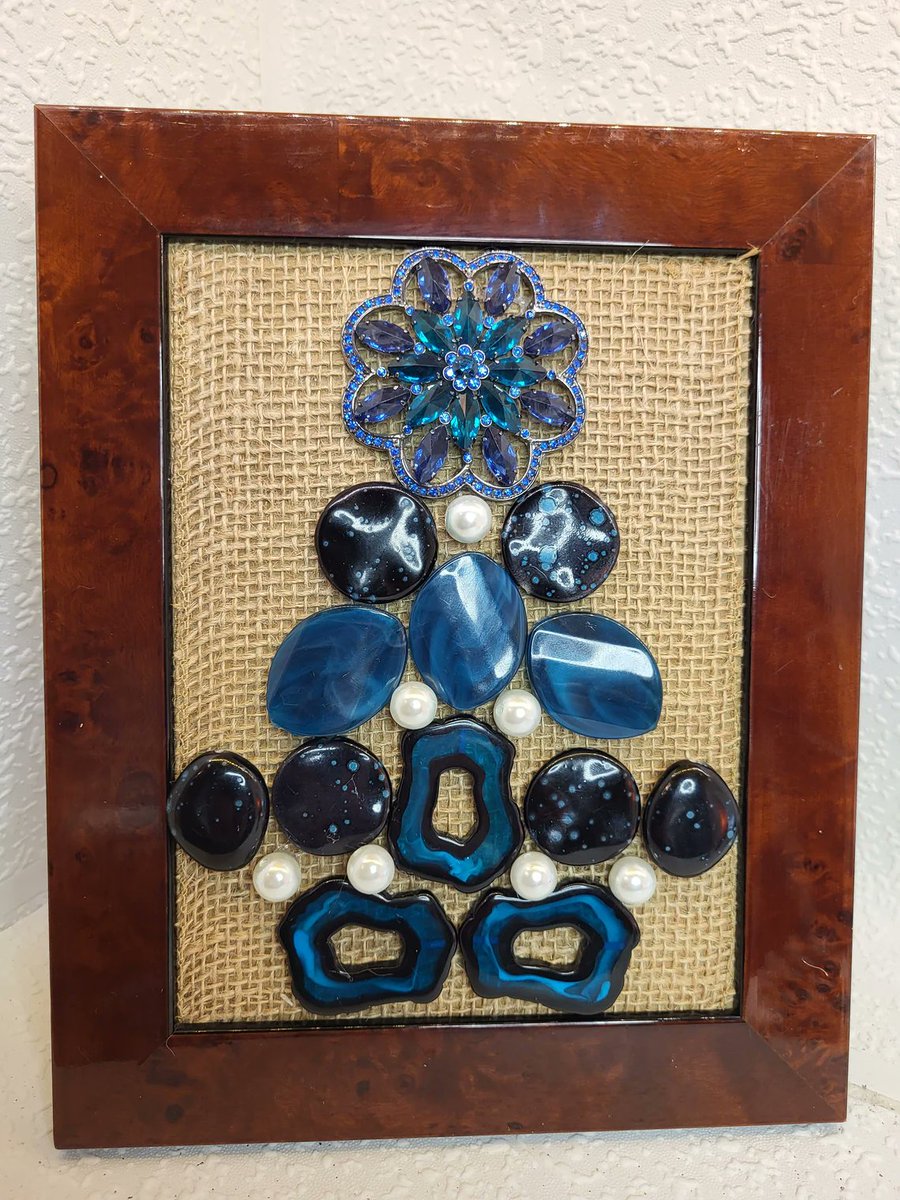 CreationTk's tweet photo. Framed Jewelry Christmas Tree, Blue Agate Stones

#agatetree #blueagatestones #bluetree #healingstones #vintagexmastree #jewelrytree #framedjewelryart #healinggift #bluechristmasdecor #holidaydecor #bluetreeart

For more products please visit our shop @ https://t.co/NrK8qRwduY https://t.co/zneKq4eaPD