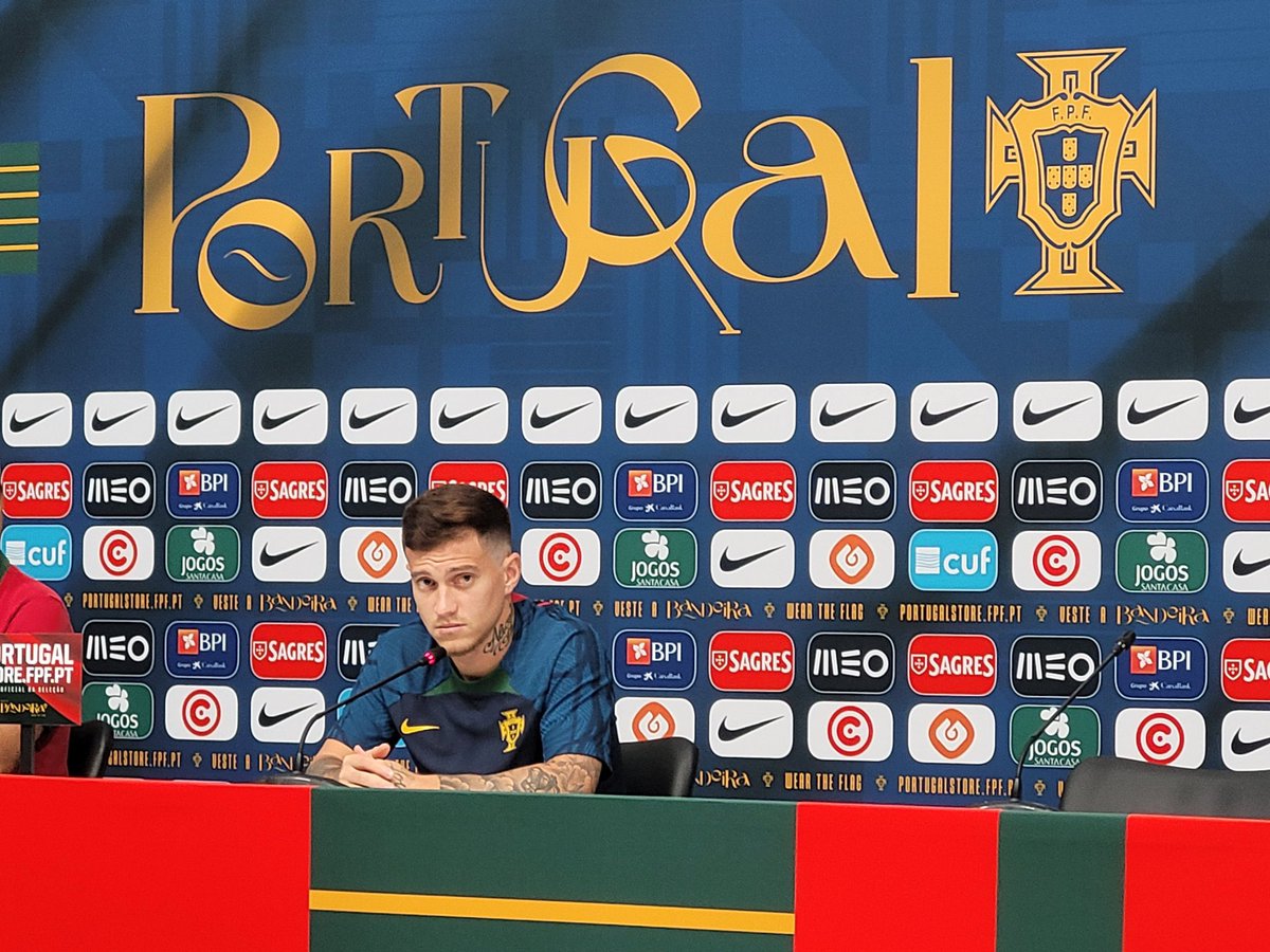TesfayeRonaldo's tweet photo. Otávio sobre Cristiano Ronaldo: “¿Sabes lo primero que hizo Ronaldo cuando se enteró de que no sería titular? Fue a hablar con Gonçalo y el resto del equipo para animarlos. Él es nuestro líder”. https://t.co/2uFVhXihGF