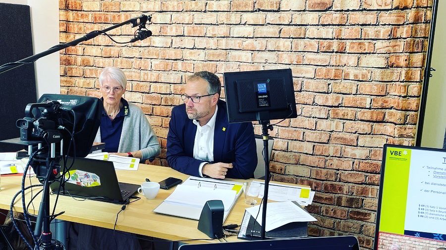vbe_rp's tweet photo. 🟢Heute fand unsere Online-Schulung „Zusammenarbeit von Schulleitung und Personalräten“ mit unserem Landesvorsitzenden @LamowskiLars und Marlies Kulpe statt🟢

Vielen Dank für eure Teilnahme und den informativen Austausch 🍀👍

#bildung #zukunft #höchstezeitfürschule https://t.co/8KZgbeHAtB