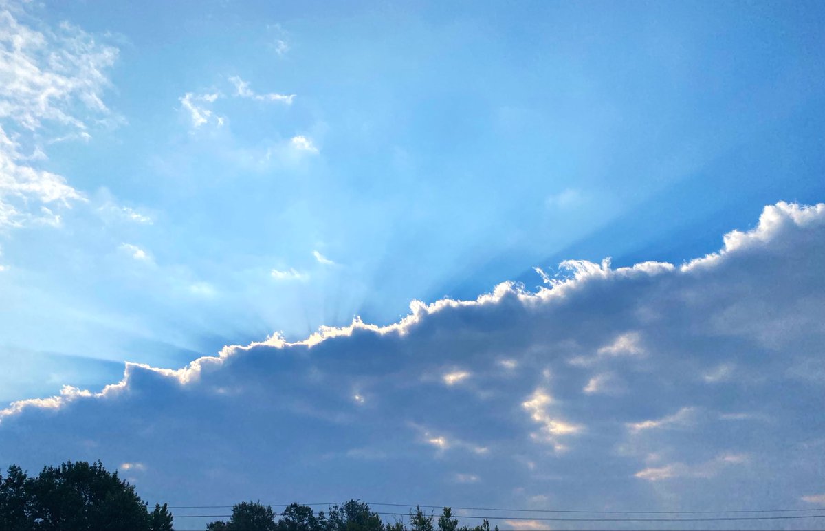 VeranoRae's tweet photo. from that cloud, number 9 https://t.co/UZ6WYkuaDZ