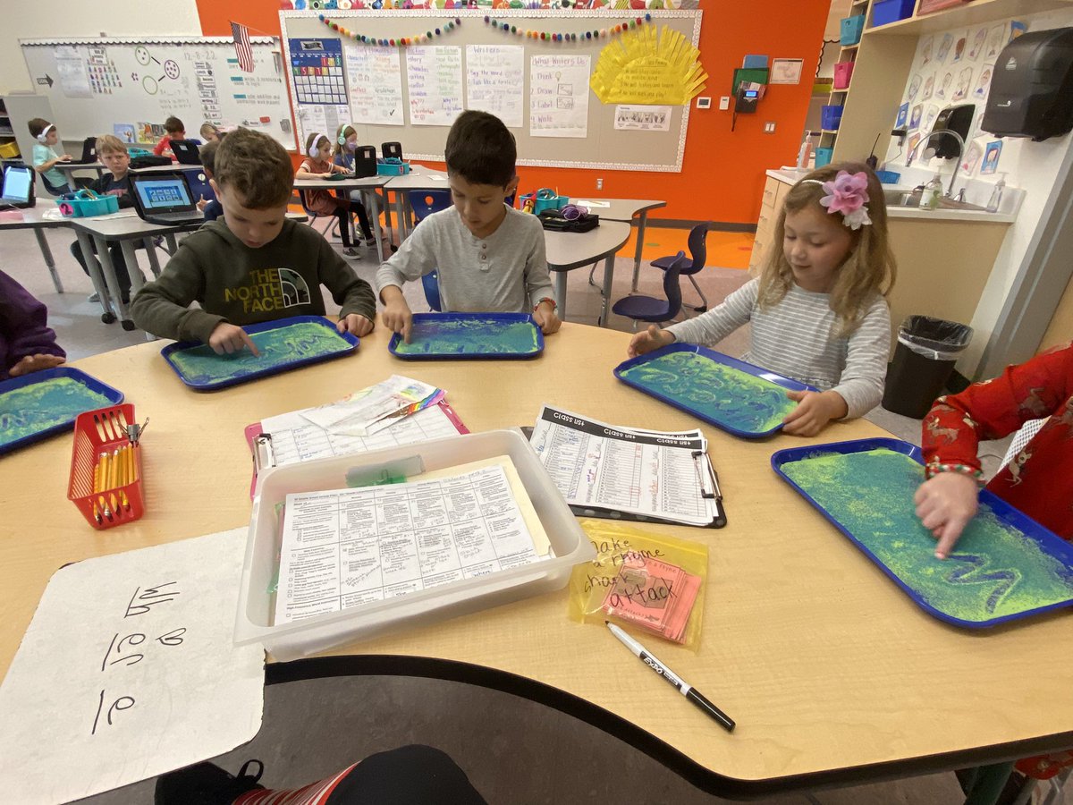 We ❤️ multi sensory sight word practice! <a href="/LisaSchliske/">Lisa Schliske</a> <a href="/TESSeagulls/">Thoroughgood Seagull</a>