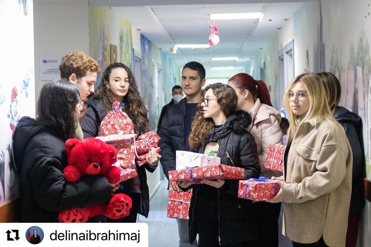 BoraMinga's tweet photo. 🤍❤️Me heronjtë e vegjël, me ata të cilët luftojnë çdo ditë për jetën me kurajo dhe buzëqeshje.

🎄Në mjediset Onkopediatrisë sëbashku me të rinjtë e @fres_njesia_5, për t’iu falur disa çaste të gëzuara fëmijëve, këtë prag festash.🤩 https://t.co/ZffXEH9lVf