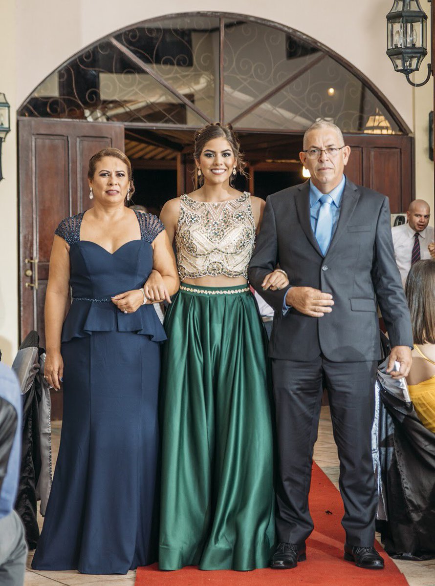 Chiquis estoy vendiendo este vestido‼️ 
•Precio cómodo y solo se usó una vez.

Me ayudan a compartir por fa🙏🏽