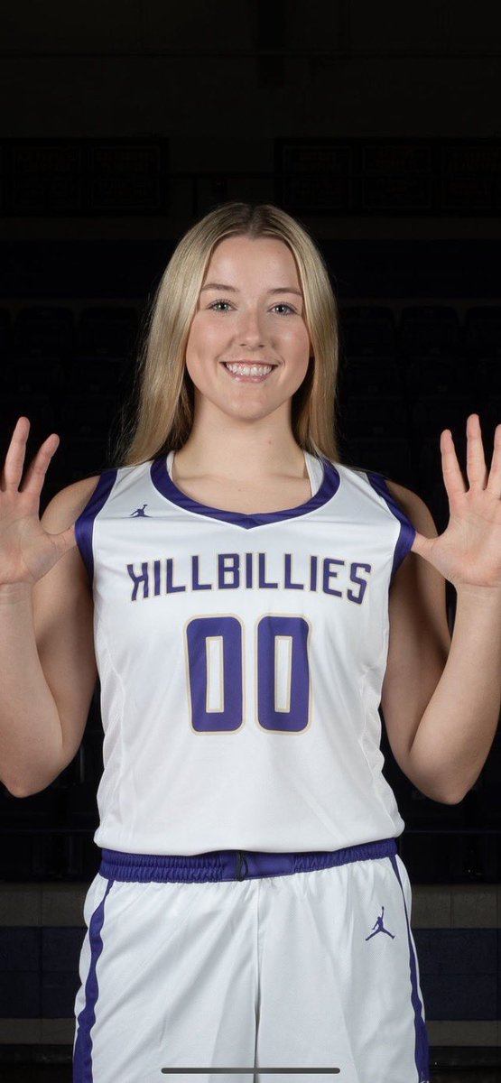 Today’s spotlight player is Sr. power forward #00 Briley Burns.
Briley’s favorite food is spaghetti,her favorite class in school is English, and she loves playing with her dogs, hunting,and hanging out at Lovey and Chili’s.Briley is committed to play basketball at John Brown Un.