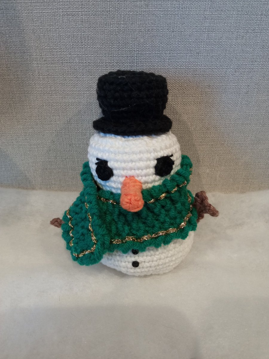 cayna291's tweet photo. Voici le dernier modèle du #ricorumical. Aujourd'hui, je vous propose de découvrir ce petit bonhomme de neige. C'est le nouveau design  @crochettoplay.
Voici ma version, avec une petite touche personnelle: l'écharpe est tricotée en point mousse, ce qui était une première pour moi https://t.co/y7d5FtpvwJ