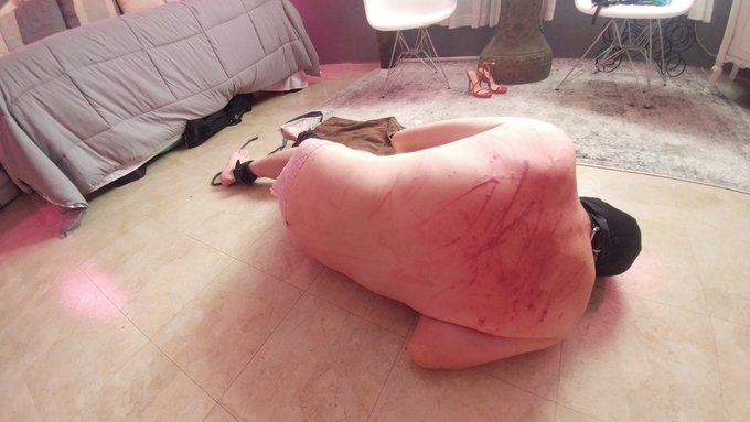 A very special early Christmas session for a very special slave 🎄🎁🤶 https://t.co/2b4YKtI3bz<a href="/tag/momcomesfirst"class="tags"><span>#momcomesfirst</span></a>