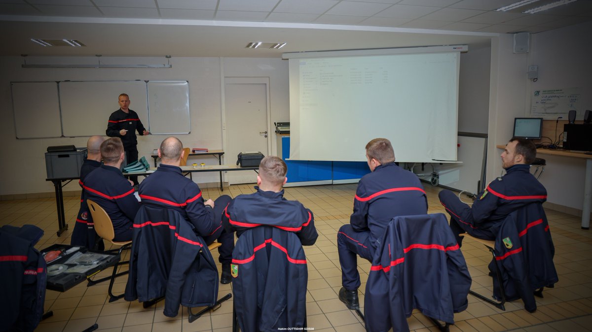 sdis08's tweet photo. #FMPA Aujourd'hui, une partie de l'équipe départementale spécialisée en Risques CHimiques, sous la responsabilité du capitaine @FX_Malnoury, a assisté à une nouvelle journée de formation de maintien des acquis d'expériences. #SDIS08 #RCH1 #RCH2 #RCH3 https://t.co/9zsmGPgJcB