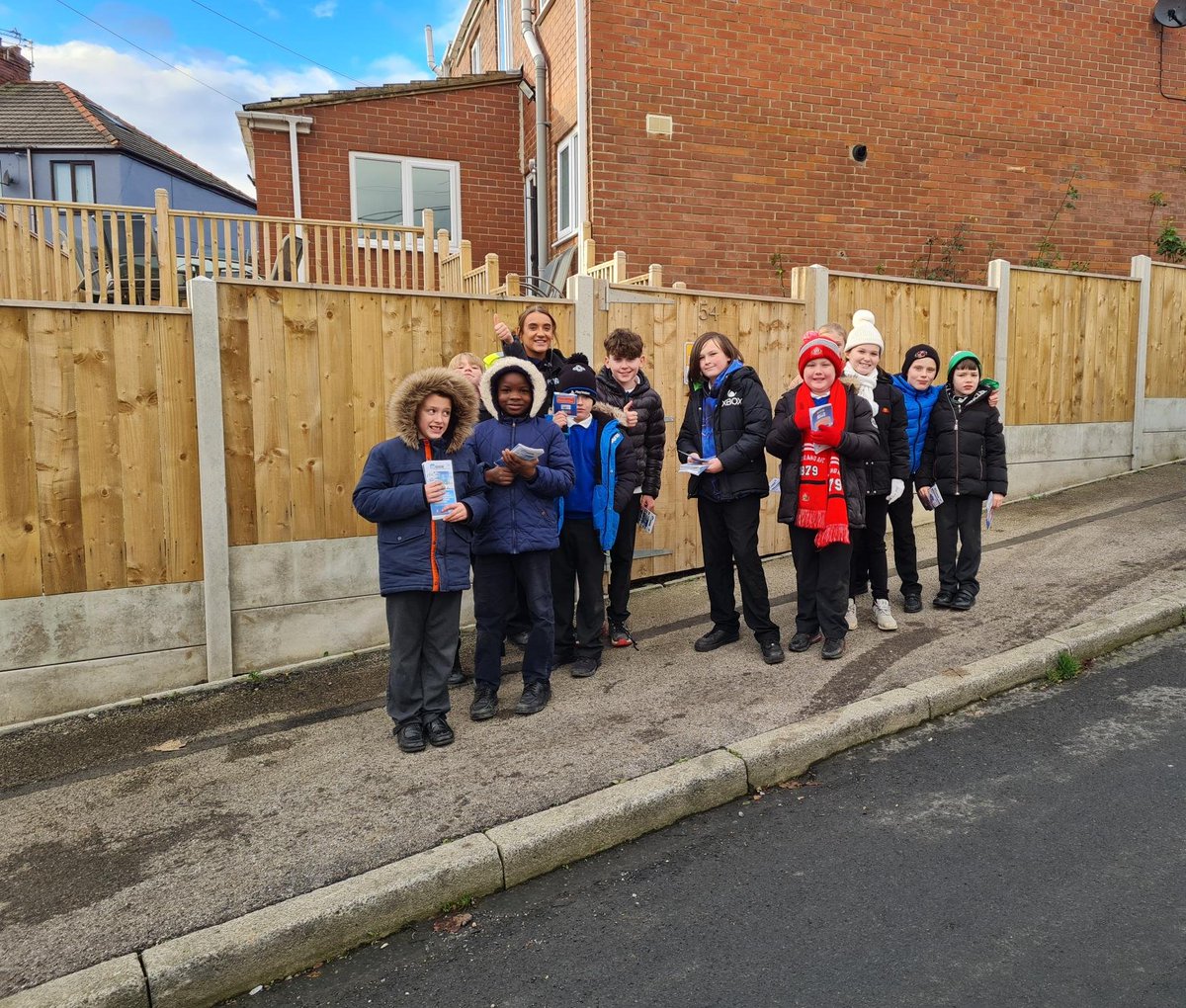 PeterleeCoppers's tweet photo. PCSO Bell and the mini police from Yohden Primary school carried out a leaflet drop today in Horden. The leaflets contained infomation on Keep in the Know. 

They finished just in time before the snow came! ❄️☃️ https://t.co/CxgmOlYxju