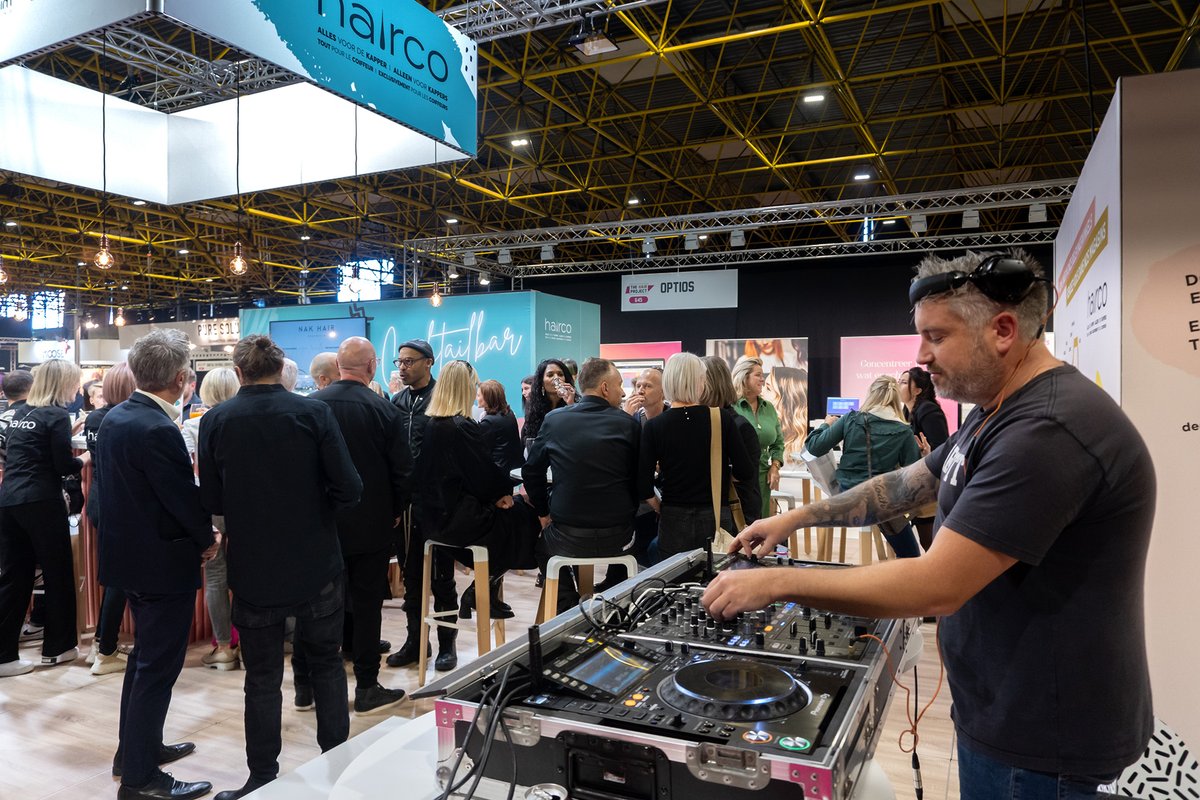 HairProjectXpo's tweet photo. We krijgen er maar niet genoeg van 🤗 
Nog enkele sfeerbeelden van The Hair Project 2022! Take me back please! 🤩 
#thehairproject #throwback #hairshow https://t.co/Y0pcSazWz3