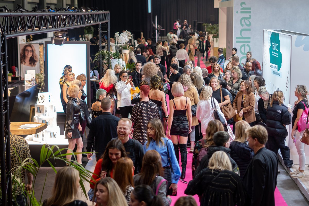 HairProjectXpo's tweet photo. We krijgen er maar niet genoeg van 🤗 
Nog enkele sfeerbeelden van The Hair Project 2022! Take me back please! 🤩 
#thehairproject #throwback #hairshow https://t.co/Y0pcSazWz3
