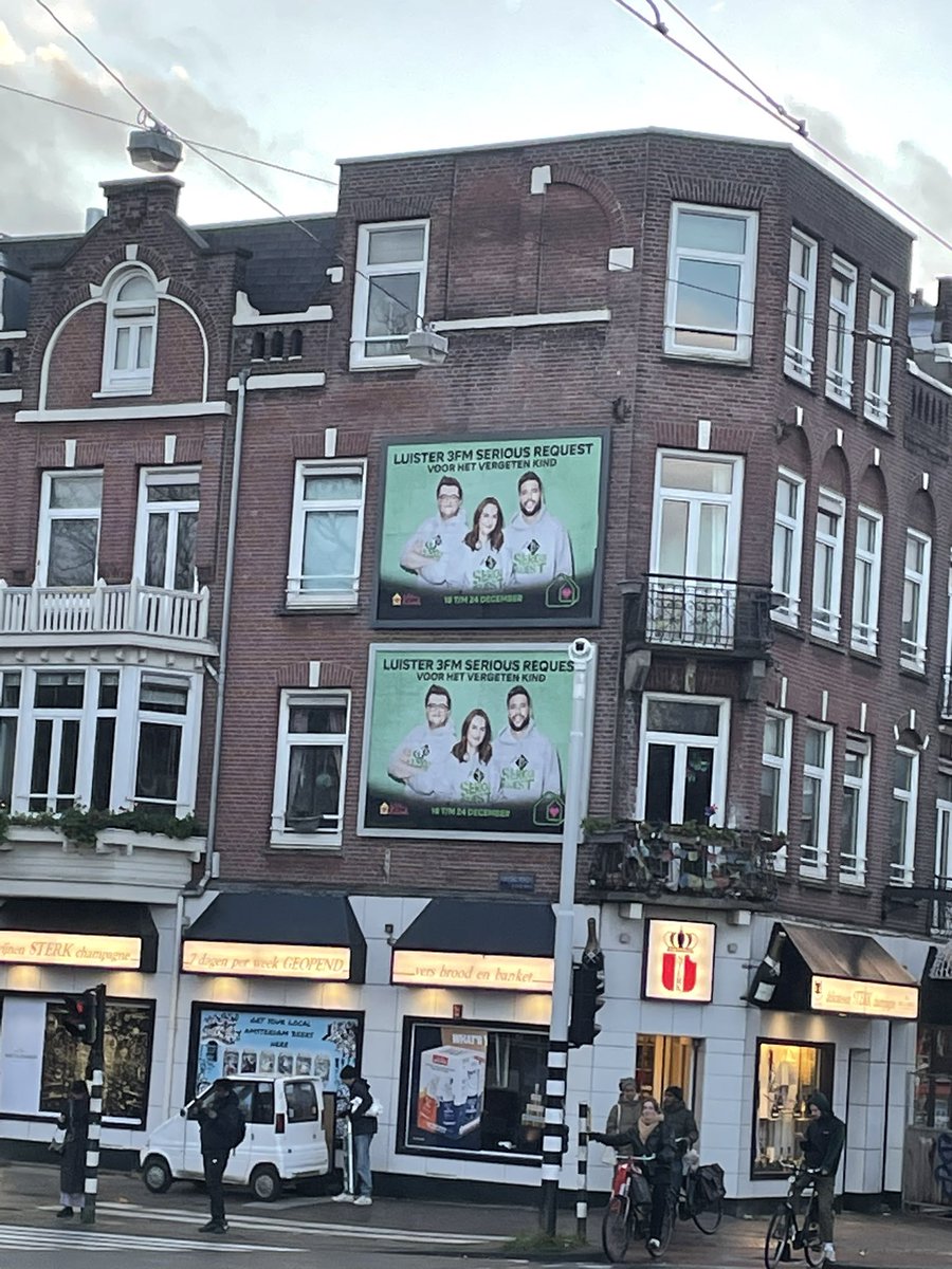 Rijles. Chagrijnig. En toen zag ik bij het stoplicht DIT! Hangen we. Nog 10 dagen..💚 #3fm #seriousrequest #hetvergetenkind