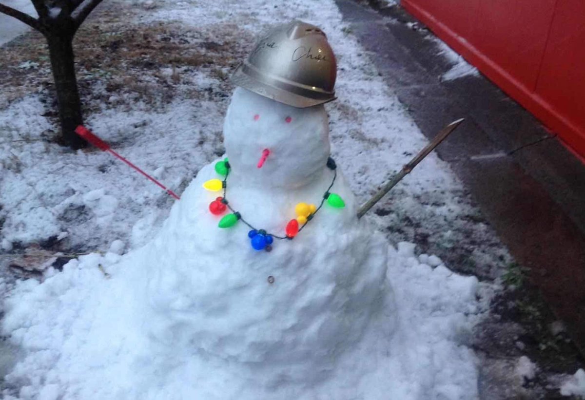 JimShull's tweet photo. This image documents a different Christmas spent in a different country on a different project. There was snow and there were decorations so this was the result. Note the WDI hardhat. #SnowMan #Disney-snow#SnowMan #Disneysnow https://t.co/LhHniqixJ2