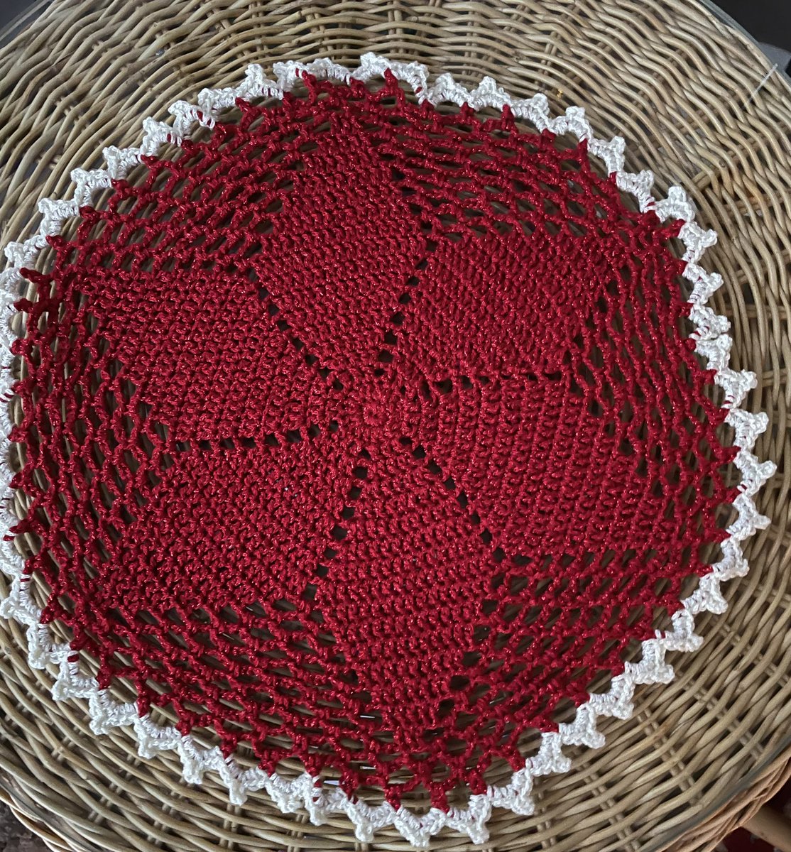 FanaatDe's tweet photo. Het is uiteindelijk bijna Kerstmis 🎄 Even een kleedje gehaakt… restantje garen en drops gratis patroon… #crochet #haken #kerstversiering https://t.co/dvizImrBmr