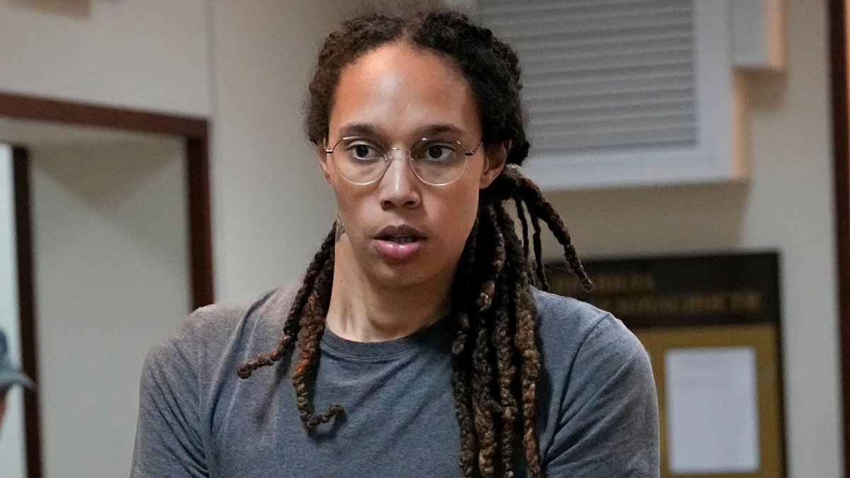 US Basketball Star Griner Freed in Swap for Notorious Russian Arms Dealer “She’s safe, she’s on a plane, she’s on her way home,' Biden said from the White House. arise.tv/us-basketball-…