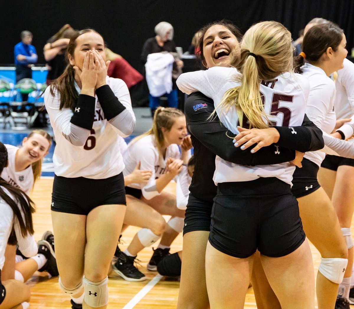 WTAMUVolleyball's tweet photo. 𝘵𝘩𝘪𝘴 𝘧𝘦𝘦𝘭𝘪𝘯𝘨 𝘸𝘪𝘭𝘭 𝘯𝘦𝘷𝘦𝘳 𝘨𝘦𝘵 𝘰𝘭𝘥..

#tbt #BuffNation #Allin #Give https://t.co/Jha0h4xpgW
