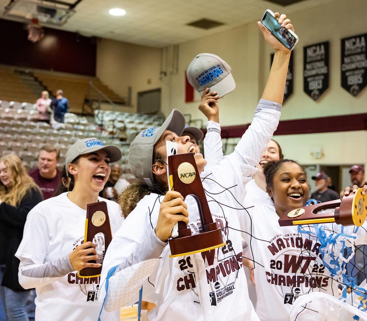 WTAMUVolleyball's tweet photo. 𝘵𝘩𝘪𝘴 𝘧𝘦𝘦𝘭𝘪𝘯𝘨 𝘸𝘪𝘭𝘭 𝘯𝘦𝘷𝘦𝘳 𝘨𝘦𝘵 𝘰𝘭𝘥..

#tbt #BuffNation #Allin #Give https://t.co/Jha0h4xpgW