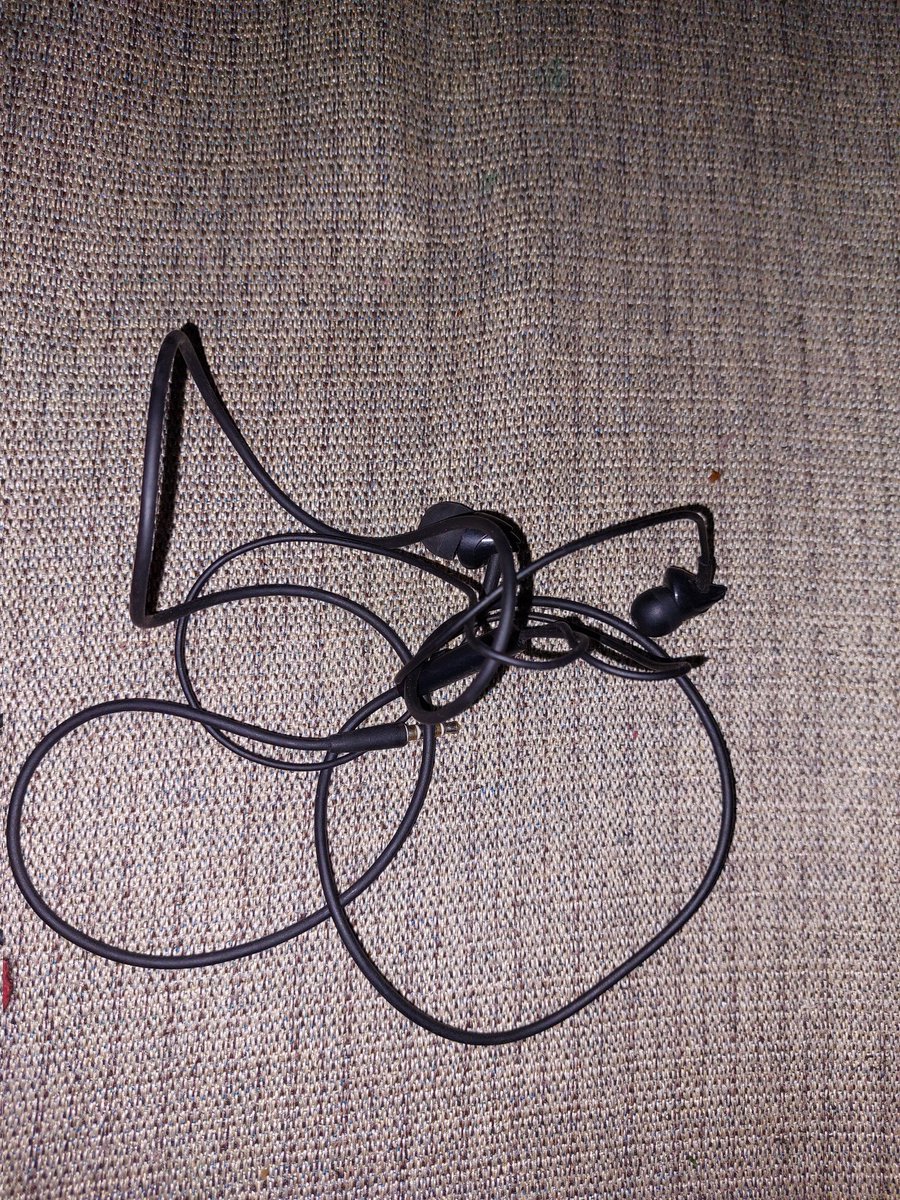PrehladM's tweet photo. M d user of boat product from last 3 years, but now 1st time my earphone gets breakdown within d purchasing of 3 months only. Very pathetic service by customer support team . Even d product is in warranty period.  #bad service by d growing company.  #fakepromise #poor https://t.co/bVA9DnNu2A