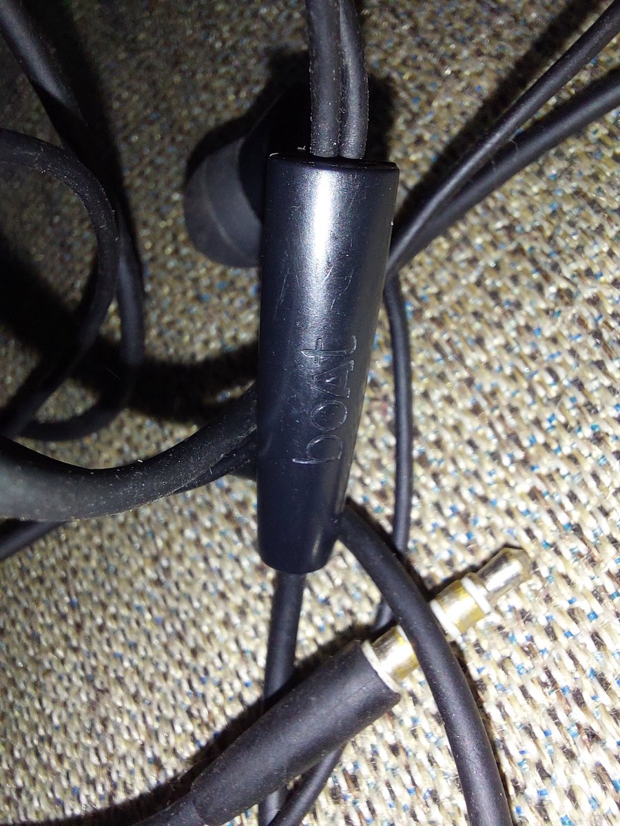 PrehladM's tweet photo. M d user of boat product from last 3 years, but now 1st time my earphone gets breakdown within d purchasing of 3 months only. Very pathetic service by customer support team . Even d product is in warranty period.  #bad service by d growing company.  #fakepromise #poor https://t.co/bVA9DnNu2A