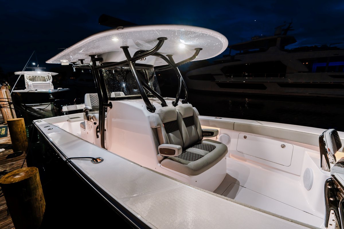 JupiterMarine's tweet photo. Jupiter 32 | Built to ensure exceptional performance, dependability, & comfort. Embodying the Jupiter legacy but freshly launched w/modern-day features & ample storage.
#JupiterBoats
#JupiterMarine
#Jupiter32
#centerconsole
#nightboating
#garminmarine
#teakwood https://t.co/saDwORAxba